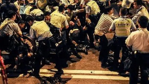 Hong Kong polisi göstericileri dağıtmak için güç kullandı