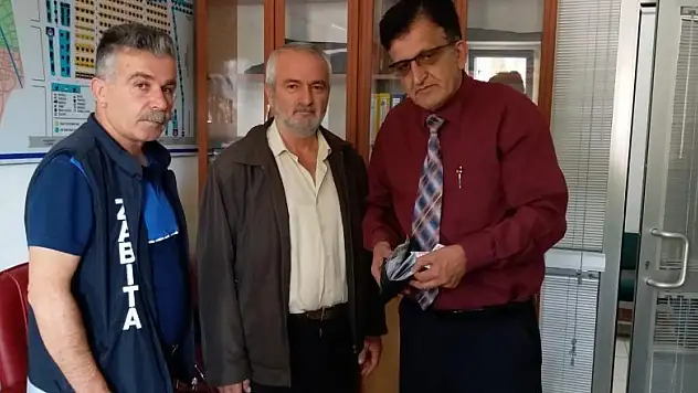 Konya'da sokakta bulduğu cüzdanı zabıtaya teslim etti