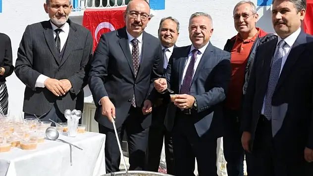 Kaymakam Çelik ve Başkan Kavuş, öğrenci ve eğitimcilere aşure ikram etti