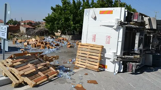 Konya'da su yüklü kamyonet devrildi: 2 yaralı
