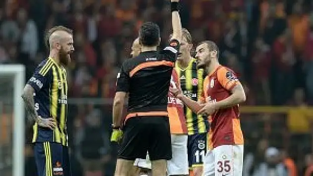 Derbide kartlar havada uçuşuyor