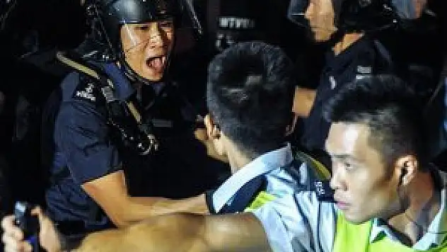 Hong Kong'da polis göstericilere müdahale etti