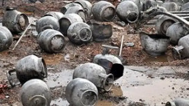 Tüp yüklü kamyon apartmana çarptı