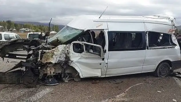 Van'da öğrenci servisi askeri araçla çarpıştı: 14 yaralı