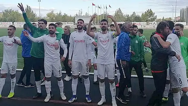 Yavru kartallar evinde yenilmiyor