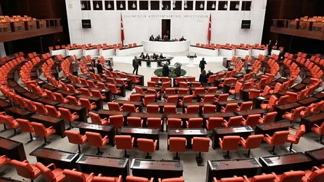 AK Parti'nin hazırladığı taslak metni CHP'de
