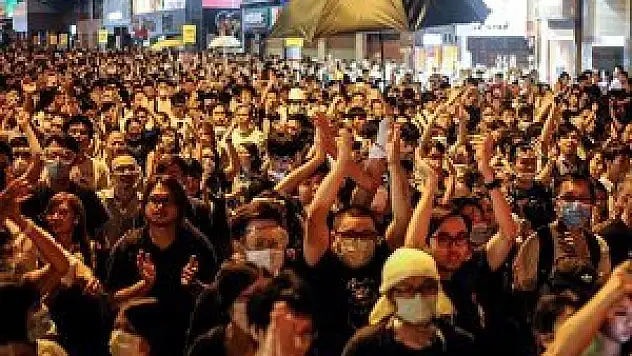 Sert müdahale göstericilere geri adım attırmadı