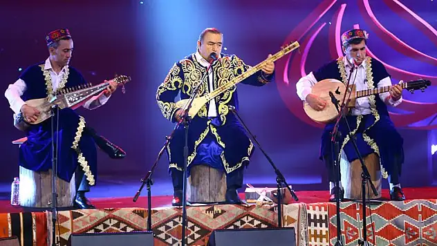 Tacikistan'dan Davlatmand Kholov Konya'da sahne aldı