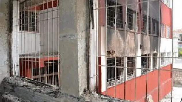 Ateşe verilen yurtta dehşeti yaşadılar