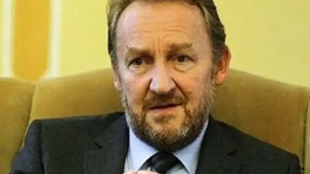 İzzetbegoviç'e de babasına verilen ödül verildi