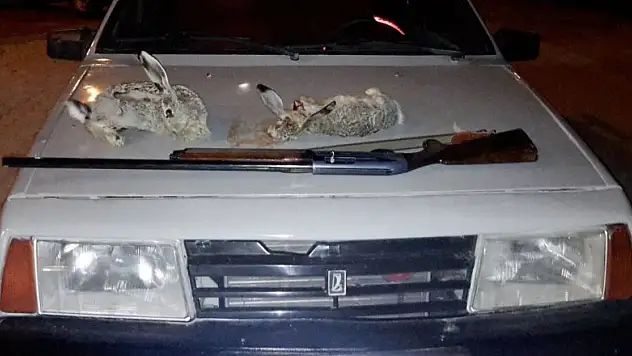 Konya'da otomobil farıyla tavşan avlayanlara suçüstü!