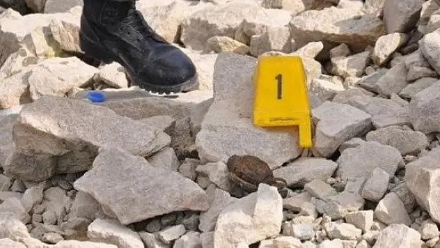 Arazide el bombası bulundu