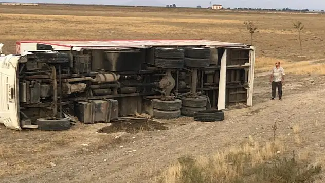Konya'da ev eşyası taşıyan kamyon devrildi: 1 yaralı