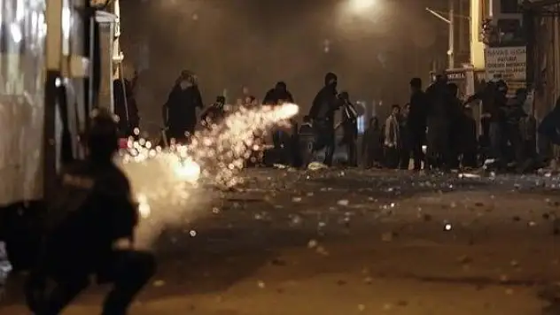 Yol kesip polise ateş açtılar