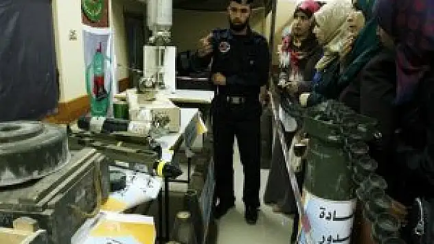 İsrail'in Gazze saldırılarında kullandığı silahlar halka gösterildi