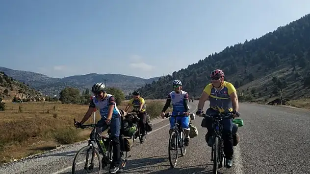 Bisikletseverler 120 kilometre pedal çevirdi