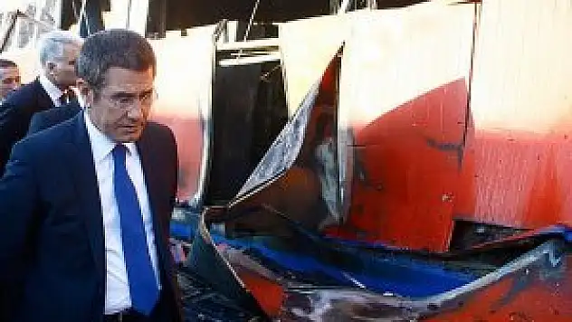 Bakan Canikli yanan depoyu inceledi