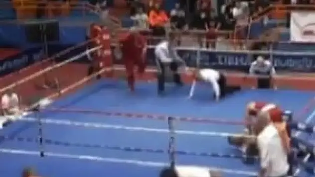 Yenilince hakemi böyle dövdü