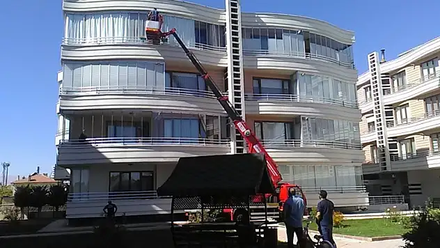 Evde uyuyakalan çifti itfaiye ve polis ekipleri uyandırdı