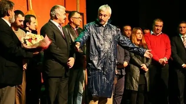 Belediye Başkanı tiyatroda rol aldı