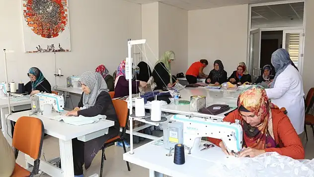 Meram'da kadınlar, tekstil sektörünün tüm inceliklerini öğreniyor