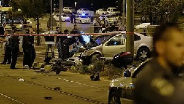 Kudüs'te tramvay durağında bekleyenlere araç çarptı