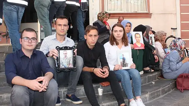 Selçuk Üniversitesi öğrencilerinden HDP önündeki ailelere destek ziyareti