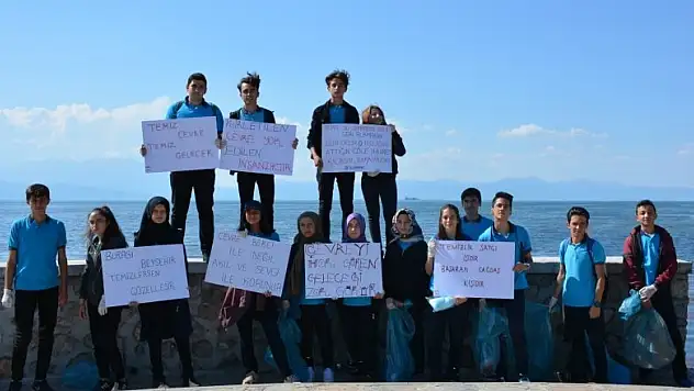 Beyşehir'de öğrencilerden göl kenarındaki parkta çöp topladı