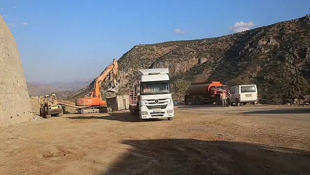 Hadim Yerköprü Şelalesi'nde yol genişletme çalışmaları sürüyor