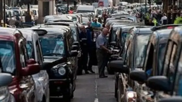 Avrupa'da ırkçılık taksiye bindi!