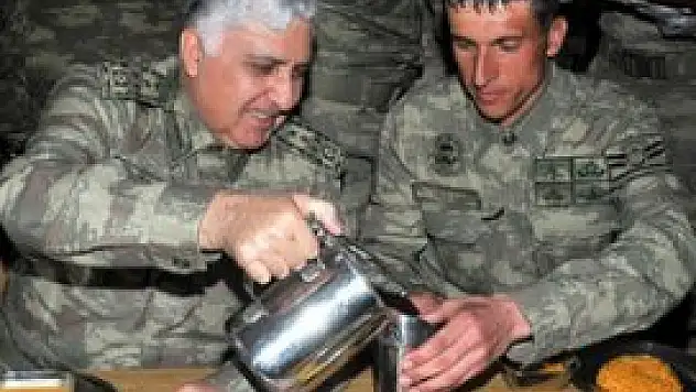 Genelkurmay Başkanı erlerle karavana yedi