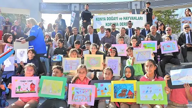 Konyalı minikler çizdikleri resimleri mamayla takas ettiler