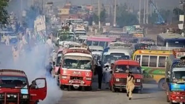 Pakistan'da bombalı saldırı: 2 ölü