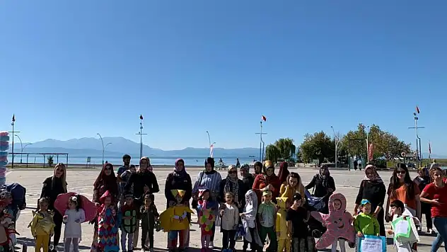 Deniz canlıları kostümü giyen minik öğrencilerden çevre mesajları