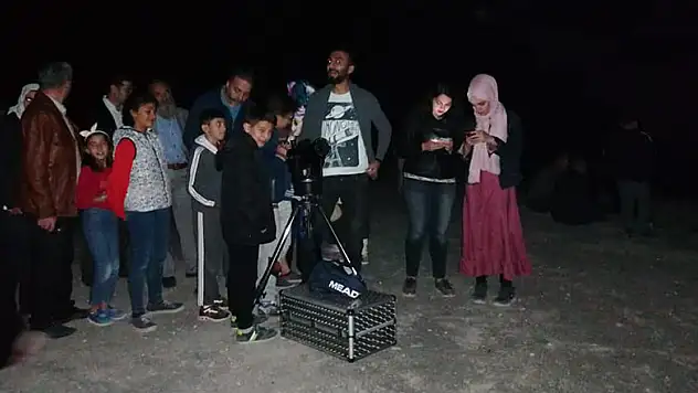 Öğrenciler gökyüzünü teleskopla izlediler