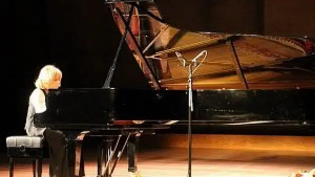 İdil Biret'ten UNESCO'da piyano resitali
