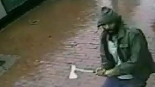 Sokakta baltalı saldırgan dehşeti