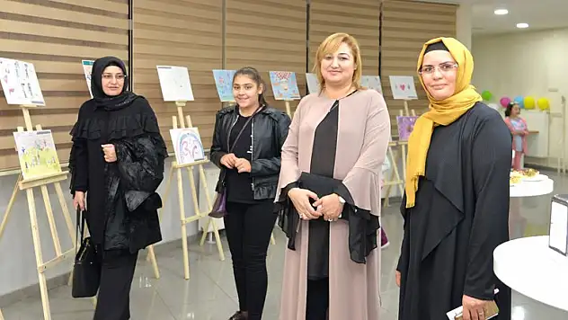 Funda Toprak ödül törenine katıldı