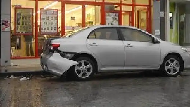 Otomobil park halindeki araçlara çarptı