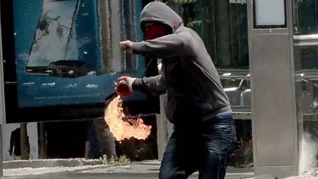 Molotof atan eylemci tutuklandı