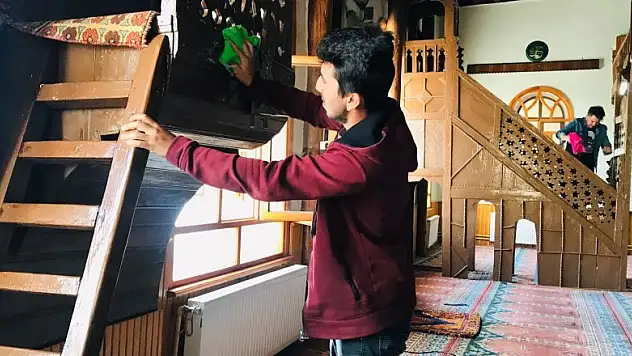 Hadim'de öğrenciler cami temizledi