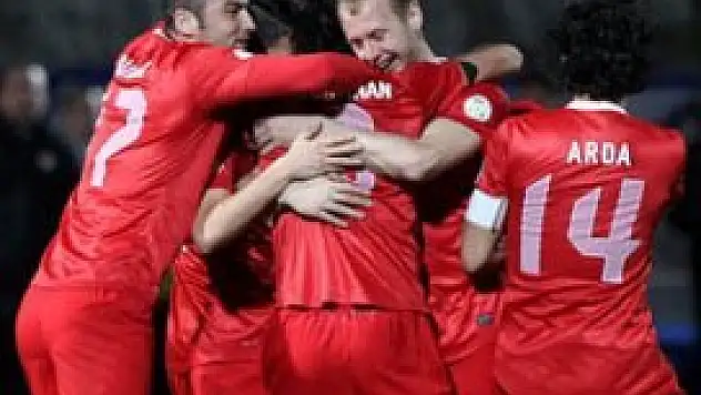 Türkiye zayıf rakibini kötü futbolla devirdi