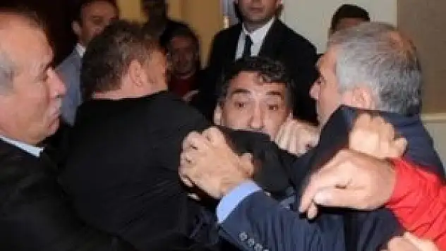 Divan kurulunda yumruklar konuştu!