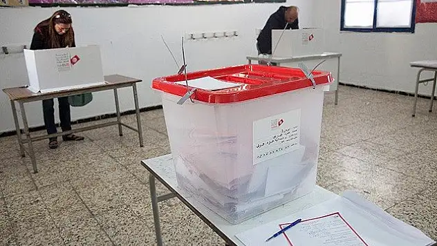 Tunus halkı sandık başına gitti