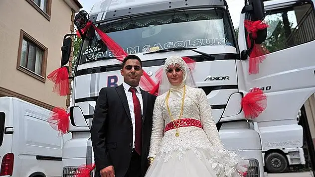 Tırı gelin arabası yaptılar