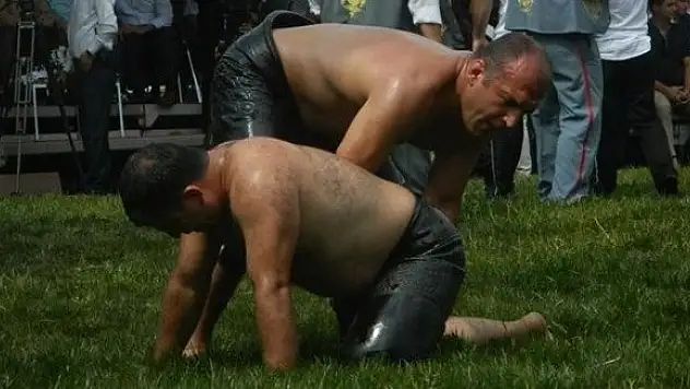 Hafta içi kravatlı hafta sonu kispetli