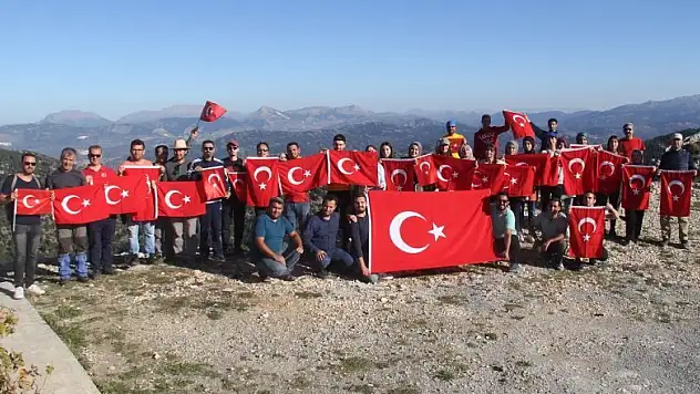 Doğaseverler Mehmetçik için tırmandı