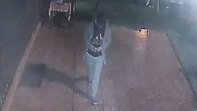 Çaldığı parayı güvenlik kamerasının önünde saydı