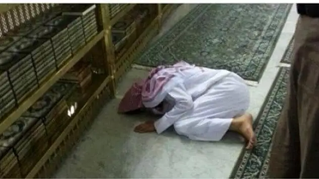 Mescid-i Nebevi'de secdede can verdi