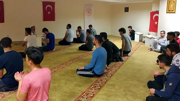Üniversiteli öğrencilerden Mehmetçiğe dualı destek